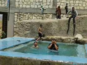 Gercüş ilçesinde sıcaktan bunalan çiftçiler buz gibi kaynak suyunda serinliyor
