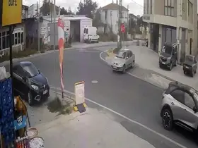 Geri manevra yaparken "DUR" tabelasına çarptı, öfkesini tabeladan çıkardı
