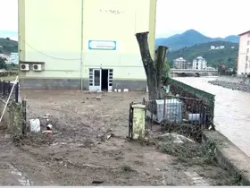 Giresun’da sel suları çekildi, geriye çamuru kaldı
