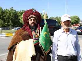 Giydiği Selçuklu kıyafetiyle, Konya'dan Ahlat'a Cumhurbaşkanını görmek için geldi