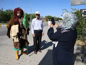 Giydiği Selçuklu kıyafetiyle, Konya’dan Ahlat’a Cumhurbaşkanını görmek için geldi
