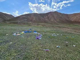 Gökkuşağı Tepeleri’nde çöp tepkisi: Doğaseverler alanı temizledi
