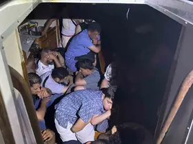 Gökova Körfezinde yelkenli teknede 40 düzensiz göçmen ve 2 göçmen kaçakçısı yakalandı
