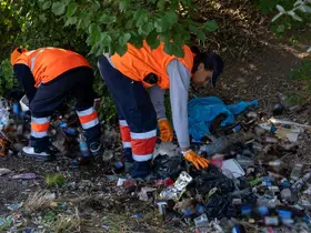 Gölbaşı Belediyesi ekipleri topladıkları şişeleri sergiledi
