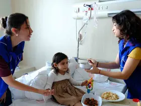 Gönüllü gençler, hastaların gönüllerine dokundu
