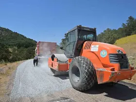 Gördes’in kritik yolunda asfalt mesaisi başladı
