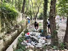 Gördükleri manzaraya duyarsız kalmayıp, eldiven ve maskeyle temizlik yaptılar
