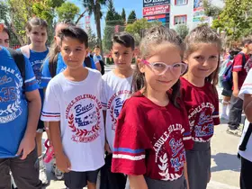 Görenler gözlerine inanamıyor: 27 çift ikiz aynı okulda

