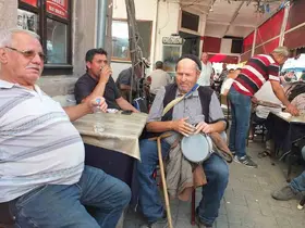 Görme engelli vatandaş 50 yıldır darbuka çalıp türkü söyleyerek geçimini sağlıyor

