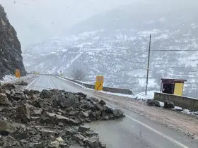 Gümüşhane’de heyelan karayolunu kapattı
