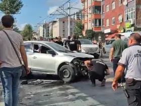 Güngören’de otomobil kaldırıma çıktı: 2 yayaya çarptı
