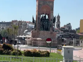 Gürsel Tekin’in Taksim Cumhuriyet anıtına bıraktığı çelenk kaldırıldı

