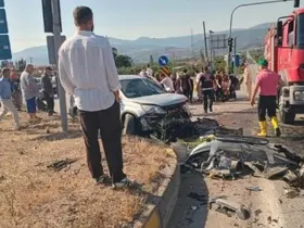 Hafif ticari araç ile SUV kafa kafaya çarpıştı: 6 yaralı
