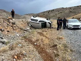 Hafif ticari araç takla attı: 6 yaralı
