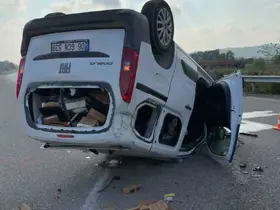 Hafif ticari ile otomobil çarpıştı, biri takla attı biri refüje çıktı: 2 yaralı
