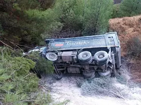 Hafriyat kamyonu devrildi: 1 yaralı
