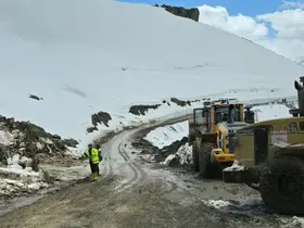 Hakkari İl Özel İdaresi ekipleri geceyi yolda geçirdi
