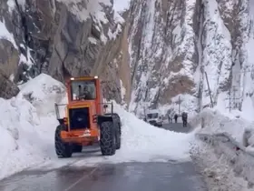 Hakkari-Yüksekova kara yoluna çığ düştü
