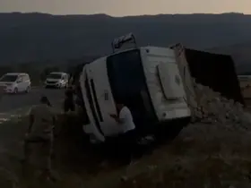 Hakkari’de freni boşalan kamyonet devrildi: 1 yaralı
