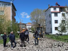 Hanak ilçesinde kilit parke çalışmaları başladı
