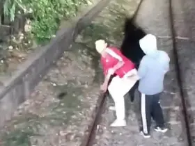 Hareket halindeki trenin önünü kestiler, içeri alınmayınca treni taşladılar
