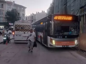 Hatalı park edilen servis aracı trafiğin tıkanmasına sebep oldu
