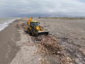 Hatay Büyükşehir Belediyesi, Samandağ sahilinde temizlik ve koruma çalışmalarını sürdürüyor
