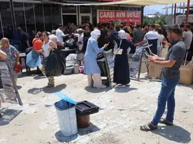 Hatay’da mağaza açılışında izdiham
