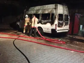 Hatay’da minibüs alevlere teslim oldu
