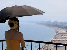 Hava sıcaklığının 34 derece ölçüldüğü Antalya’da deniz suyu sıcaklığı 30 dereceyi gördü
