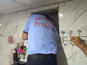 Havalandırma boşluğunda mahsur kalan güvercini itfaiye kurtardı
