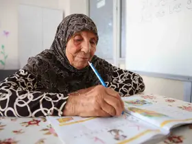 Hayalini kurduğu okuma-yazmayı 78 yaşında öğrendi
