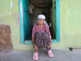 Hayatta kimsesi kalmayan Ümmü nine yıllardır tuvalet ve banyoya hasret yaşıyor
