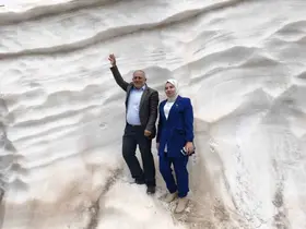 Haziran ayında 4 metreyi aşan karı görmek için Mereto Dağına tırmanıyorlar
