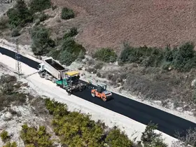 HBB, Yayladağı’nda 3 mahalleyi birbirine bağlayan yolda beton asfalt çalışmasına başladı
