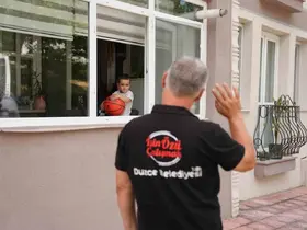 Her gün heyecanla çöp kamyonlarının yolunu gözleyen minik Ahmed’e işçilerden sürpriz ziyaret
