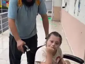 Her gün özel kızını okula getiren babaya duygulandıran sürpriz

