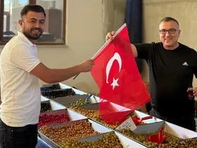 Hisarcık AK Gençlikten üye kaydı ve esnafa Türk bayrağı dağıtımı
