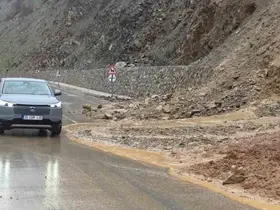 Hizan-Bahçesaray yoluna dökülen çamur ve kayalar temizlendi

