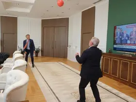 Hollanda Ankara Büyükelçisi Joep Wijnands, Belediye Başkanı Aşgın ile makam odasında futbol oynadı
