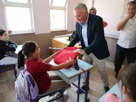 Honaz’da okul çantaları öğrencilere ulaşmaya devam ediyor
