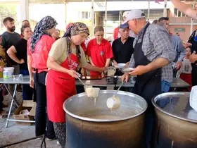 Horsunlu’da kurtuluş gününe özel 15 kazan keşkek dağıtıldı
