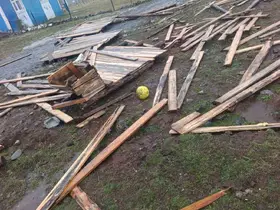 Hortum Tekman’da çatıları uçurdu
