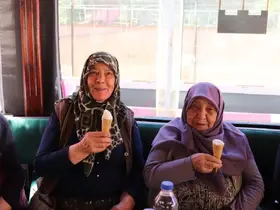 Huzurevi sakinlerine dondurma sürprizi
