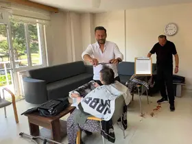 Huzurevi sakinlerinin hayır duasını aldılar
