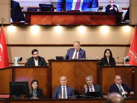 İBB Meclisi’nde çöpe atılan İSBİKE bisikletleri gerginliği
