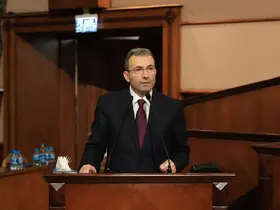 İBB’de mikrofon gerginliği: Başkan Cin İmamoğlu’nu eleştirince İBB Başkan Vekili Aslan mikrofonu kapattırdı
