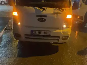 İETT otobüsünün önünü kesti, dakikalarca yol vermedi
