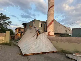 Iğdır’da fırtınada caminin çatısı uçtu
