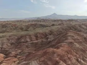 Iğdır’ın Gökkuşağı Tepeleri doğaseverlerin uğrak noktası olmaya devam ediyor
